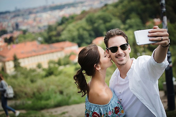 포토 JPG 주간 서양인 커플 여자 남자 키스 주택 사랑 서기 미소 들기 사람 풍경 상반신 20대 성인 야외 두명 앞모습 옆모습 스마트폰 선글라스 다정 도시 셀프카메라 프라하 성인만 국내포토 자연요소 외국인 감정 안경 뷰포인트 컨셉 관계 모션 표정 청년 건물 핸드폰 스마트기기 사진촬영 애정표현 체코 파일형식