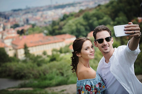 포토 JPG 주간 서양인 나무 커플 여자 남자 주택 사랑 서기 미소 들기 사람 풍경 상반신 20대 성인 야외 두명 옆모습 스마트폰 선글라스 다정 도시 셀프카메라 프라하 성인만 국내포토 자연요소 외국인 식물 감정 안경 뷰포인트 컨셉 관계 모션 표정 청년 건물 핸드폰 스마트기기 사진촬영 체코 파일형식