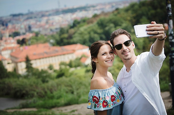 포토 JPG 주간 서양인 나무 커플 여자 남자 주택 사랑 서기 미소 들기 사람 풍경 상반신 20대 성인 야외 두명 옆모습 스마트폰 선글라스 다정 도시 셀프카메라 프라하 성인만 국내포토 자연요소 외국인 식물 감정 안경 뷰포인트 컨셉 관계 모션 표정 청년 건물 핸드폰 스마트기기 사진촬영 체코 파일형식