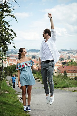 포토 JPG 주간 전신 서양인 커플 응시 여자 남자 거리 주택 사랑 미소 사람 20대 성인 야외 두명 앞모습 선글라스 손들기 마주보기 손잡기 점프 도시 즐거움 프라하 성인만 국내포토 자연요소 외국인 시선 감정 안경 뷰포인트 관계 모션 표정 청년 건물 체코 파일형식