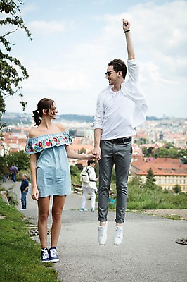 포토 JPG 주간 전신 서양인 커플 여자 남자 거리 사랑 미소 사람 풍경 여러명 20대 성인 야외 앞모습 선글라스 손잡기 점프 도시 보행자 즐거움 프라하 성인만 국내포토 자연요소 외국인 감정 안경 뷰포인트 다수 관계 모션 표정 청년 체코 파일형식