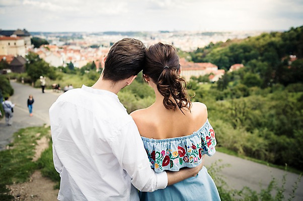 포토 JPG 주간 서양인 커플 응시 여자 남자 허리손 안기 사랑 사람 풍경 상반신 20대 성인 야외 두명 뒷모습 다정 도시 언덕 프라하 성인만 국내포토 자연요소 외국인 시선 감정 뷰포인트 포즈 컨셉 관계 모션 청년 체코 파일형식