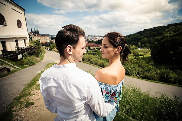 포토 JPG 주간 서양인 구름 커플 응시 여자 남자 허리손 하늘 거리 주택 사랑 사람 풍경 상반신 20대 성인 야외 두명 뒷모습 마주보기 다정 언덕 프라하 성인만 국내포토 자연요소 외국인 시선 감정 뷰포인트 포즈 컨셉 관계 모션 청년 건물 체코 파일형식