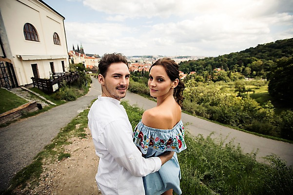 포토 JPG 주간 서양인 커플 여자 남자 길 허리손 안기 주택 사랑 서기 사람 풍경 상반신 20대 성인 야외 두명 뒷모습 다정 도시 뒤돌아보기 언덕 프라하 성인만 국내포토 자연요소 외국인 감정 뷰포인트 포즈 컨셉 관계 모션 청년 건물 체코 파일형식