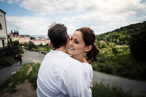 포토 JPG 주간 서양인 구름 커플 여자 남자 행복 안기 하늘 거리 사랑 서기 미소 사람 풍경 상반신 20대 성인 야외 두명 옆모습 다정 숲 프라하 성인만 국내포토 자연요소 외국인 감정 뷰포인트 컨셉 관계 모션 표정 청년 체코 파일형식