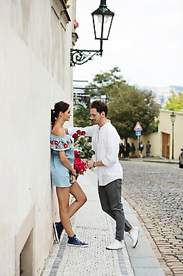 포토 JPG 주간 전신 서양인 커플 여자 남자 행복 꽃다발 프로포즈 가로등 거리 선물 사랑 서기 들기 사람 20대 성인 야외 두명 옆모습 담장 장미 마주보기 기댐 프라하 성인만 국내포토 자연요소 외국인 공공시설 꽃 감정 뷰포인트 관계 모션 청년 체코 파일형식