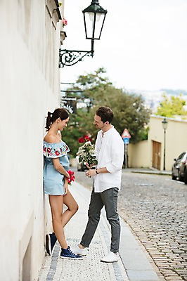 포토 JPG 주간 전신 서양인 커플 응시 여자 남자 행복 꽃다발 프로포즈 가로등 거리 선물 사랑 서기 미소 들기 사람 20대 성인 야외 두명 옆모습 담장 장미 마주보기 기댐 프라하 성인만 국내포토 자연요소 외국인 시선 공공시설 꽃 감정 뷰포인트 관계 모션 표정 청년 체코 파일형식