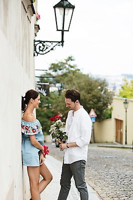포토 JPG 주간 서양인 커플 여자 남자 행복 꽃다발 프로포즈 가로등 거리 선물 사랑 서기 미소 들기 사람 상반신 20대 성인 야외 두명 옆모습 담장 장미 기댐 프라하 성인만 국내포토 자연요소 외국인 공공시설 꽃 감정 뷰포인트 관계 모션 표정 청년 체코 파일형식