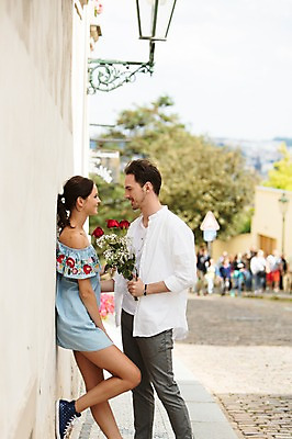 포토 JPG 주간 전신 서양인 커플 응시 여자 남자 행복 꽃다발 프로포즈 가로등 거리 주택 선물 사랑 서기 미소 사람 20대 성인 야외 두명 옆모습 담장 장미 마주보기 기댐 프라하 성인만 국내포토 자연요소 외국인 시선 공공시설 꽃 감정 뷰포인트 관계 모션 표정 청년 건물 체코 파일형식