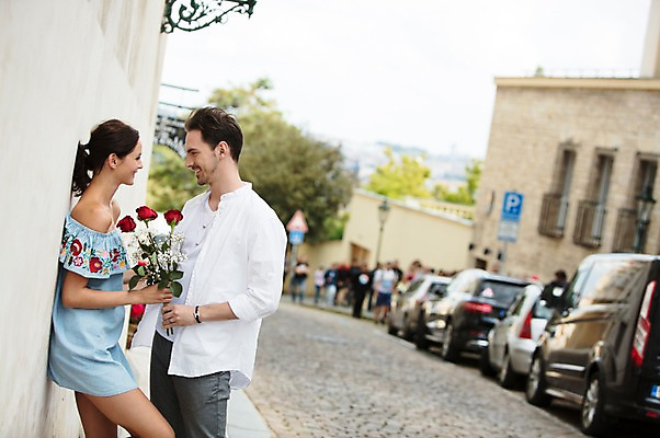 포토 JPG 주간 서양인 커플 여자 남자 행복 꽃다발 프로포즈 자동차 거리 선물 사랑 서기 미소 들기 사람 상반신 20대 성인 야외 두명 옆모습 담장 장미 마주보기 기댐 프라하 성인만 국내포토 자연요소 외국인 꽃 감정 육상교통 뷰포인트 관계 모션 표정 청년 체코 파일형식
