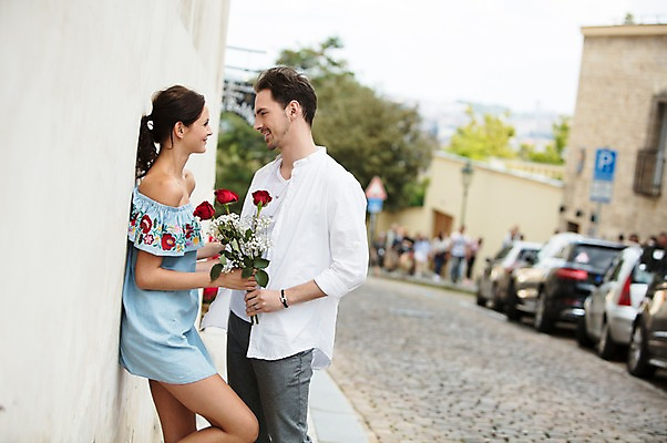 포토 JPG 주간 서양인 커플 응시 여자 남자 행복 꽃다발 프로포즈 자동차 거리 선물 사랑 서기 미소 들기 사람 상반신 20대 성인 야외 두명 옆모습 담장 장미 마주보기 기댐 프라하 성인만 국내포토 자연요소 외국인 시선 꽃 감정 육상교통 뷰포인트 관계 모션 표정 청년 체코 파일형식