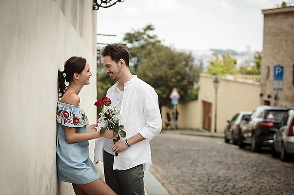 포토 JPG 주간 서양인 커플 응시 여자 남자 행복 꽃다발 프로포즈 거리 선물 사랑 서기 미소 들기 사람 상반신 20대 성인 야외 두명 옆모습 담장 장미 마주보기 기댐 프라하 성인만 국내포토 자연요소 외국인 시선 꽃 감정 뷰포인트 관계 모션 표정 청년 체코 파일형식