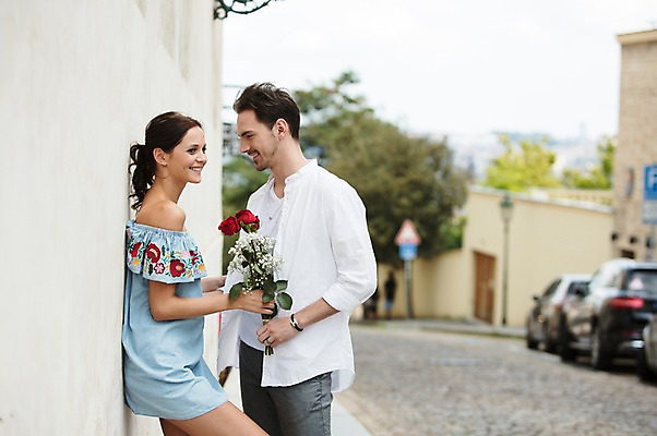 포토 JPG 주간 서양인 커플 여자 남자 행복 꽃다발 프로포즈 거리 선물 사랑 서기 미소 들기 사람 상반신 20대 성인 야외 두명 옆모습 담장 장미 기댐 프라하 성인만 국내포토 자연요소 외국인 꽃 감정 뷰포인트 관계 모션 표정 청년 체코 파일형식