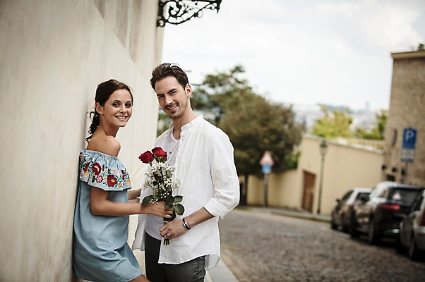 포토 JPG 주간 서양인 커플 여자 남자 행복 꽃다발 프로포즈 거리 선물 사랑 서기 미소 들기 사람 상반신 20대 성인 야외 두명 옆모습 담장 장미 기댐 프라하 성인만 국내포토 자연요소 외국인 꽃 감정 뷰포인트 관계 모션 표정 청년 체코 파일형식