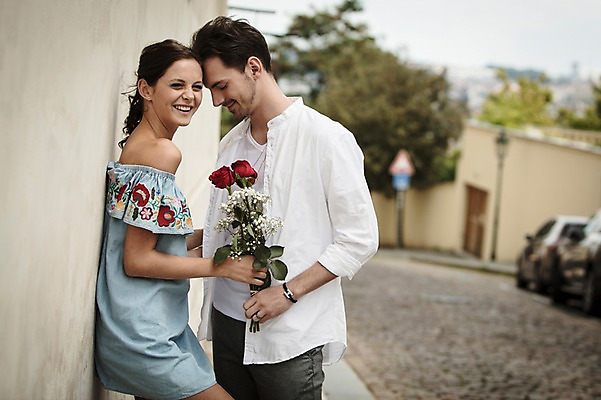 포토 JPG 주간 서양인 커플 여자 남자 행복 꽃다발 프로포즈 거리 선물 사랑 서기 미소 들기 사람 상반신 20대 성인 야외 두명 옆모습 담장 장미 기댐 기쁨 프라하 성인만 머리맞대기 국내포토 자연요소 외국인 꽃 감정 뷰포인트 관계 모션 표정 청년 체코 파일형식