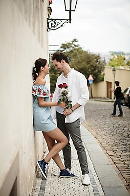포토 JPG 주간 전신 서양인 커플 여자 남자 행복 꽃다발 프로포즈 거리 선물 사랑 서기 미소 웃음 들기 사람 20대 성인 야외 두명 옆모습 담장 장미 마주보기 기댐 프라하 성인만 국내포토 자연요소 외국인 꽃 감정 뷰포인트 관계 모션 표정 청년 체코 파일형식