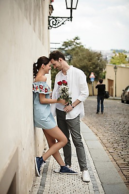 포토 JPG 주간 전신 서양인 커플 여자 남자 행복 꽃다발 프로포즈 거리 선물 사랑 서기 미소 들기 사람 20대 성인 야외 두명 옆모습 담장 장미 기댐 프라하 성인만 머리맞대기 국내포토 자연요소 외국인 꽃 감정 뷰포인트 관계 모션 표정 청년 체코 파일형식