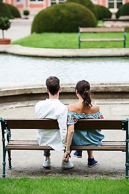 포토 JPG 주간 전신 서양인 나무 커플 공원 여자 남자 벤치 데이트 사랑 사람 앉기 잔디 20대 성인 야외 두명 건물 뒷모습 물 강 손잡기 다정 프라하 성인만 국내포토 자연요소 외국인 식물 건축물 공공시설 감정 뷰포인트 컨셉 의자 관계 모션 청년 체코 파일형식