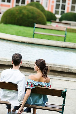 포토 JPG 주간 전신 서양인 나무 커플 응시 공원 여자 남자 벤치 데이트 사랑 사람 앉기 잔디 20대 성인 야외 두명 건물 뒷모습 물 강 손잡기 다정 프라하 성인만 국내포토 자연요소 외국인 식물 건축물 시선 공공시설 감정 뷰포인트 컨셉 의자 관계 모션 청년 체코 파일형식