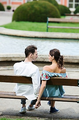 포토 JPG 주간 전신 서양인 나무 커플 응시 공원 여자 남자 벤치 데이트 사랑 사람 앉기 잔디 20대 성인 야외 두명 뒷모습 물 강 마주보기 손잡기 다정 프라하 성인만 국내포토 자연요소 외국인 식물 시선 공공시설 감정 뷰포인트 컨셉 의자 관계 모션 청년 체코 파일형식