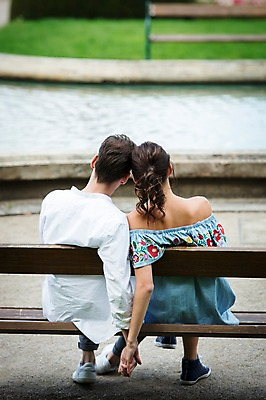 포토 JPG 주간 전신 서양인 나무 커플 공원 여자 남자 벤치 데이트 사랑 사람 앉기 잔디 20대 성인 야외 두명 뒷모습 강 손잡기 다정 프라하 성인만 머리맞대기 국내포토 자연요소 외국인 식물 공공시설 감정 뷰포인트 컨셉 의자 관계 모션 청년 체코 파일형식