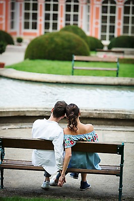 포토 JPG 주간 전신 서양인 나무 커플 공원 여자 남자 벤치 데이트 사랑 사람 앉기 잔디 20대 성인 야외 두명 건물 뒷모습 물 강 손잡기 다정 프라하 성인만 머리맞대기 국내포토 자연요소 외국인 식물 건축물 공공시설 감정 뷰포인트 컨셉 의자 관계 모션 청년 체코 파일형식