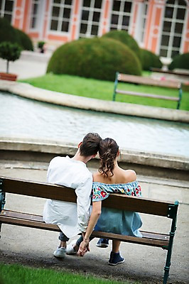 포토 JPG 주간 전신 서양인 나무 커플 공원 여자 남자 화분 벤치 데이트 사랑 사람 앉기 20대 성인 야외 두명 건물 뒷모습 물 강 손잡기 다정 프라하 성인만 머리맞대기 국내포토 자연요소 외국인 식물 건축물 공공시설 감정 뷰포인트 컨셉 의자 관계 모션 청년 체코 파일형식