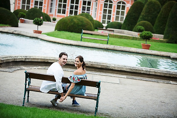 포토 JPG 주간 전신 서양인 나무 커플 공원 여자 남자 화분 벤치 데이트 사랑 미소 사람 앉기 20대 성인 야외 두명 건물 옆모습 물 손잡기 다정 뒤돌아보기 프라하 분수_분수대 성인만 국내포토 자연요소 외국인 식물 건축물 공공시설 감정 뷰포인트 컨셉 의자 관계 모션 표정 청년 분수대 체코 파일형식