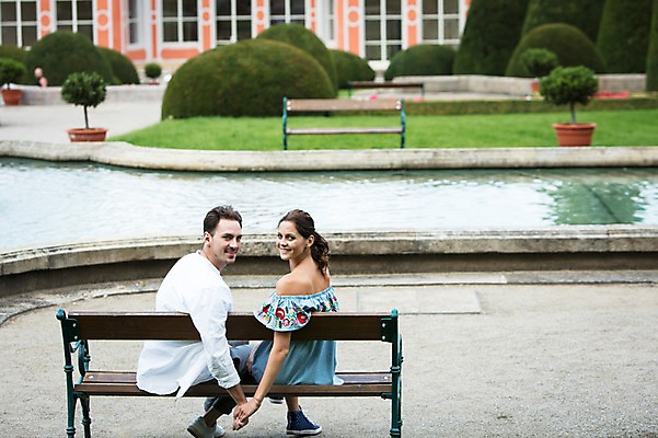 포토 JPG 주간 전신 서양인 나무 커플 공원 여자 남자 화분 벤치 데이트 사랑 미소 사람 앉기 잔디 20대 성인 야외 두명 건물 옆모습 손잡기 다정 뒤돌아보기 프라하 분수_분수대 성인만 국내포토 자연요소 외국인 식물 건축물 공공시설 감정 뷰포인트 컨셉 의자 관계 모션 표정 청년 분수대 체코 파일형식