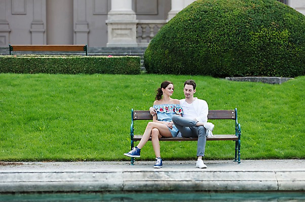 포토 JPG 주간 전신 서양인 나무 커플 응시 공원 여자 남자 벤치 데이트 사랑 사람 앉기 잔디 20대 성인 야외 두명 건물 앞모습 다정 프라하 성인만 어깨에손 국내포토 자연요소 외국인 식물 건축물 시선 공공시설 감정 뷰포인트 컨셉 의자 관계 모션 청년 체코 파일형식