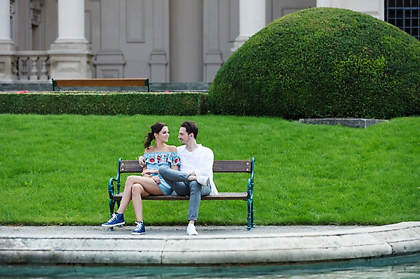 포토 JPG 주간 전신 서양인 나무 커플 응시 공원 여자 남자 벤치 데이트 사랑 사람 앉기 잔디 20대 성인 야외 두명 건물 앞모습 마주보기 다정 프라하 성인만 어깨에손 국내포토 자연요소 외국인 식물 건축물 시선 공공시설 감정 뷰포인트 컨셉 의자 관계 모션 청년 체코 파일형식