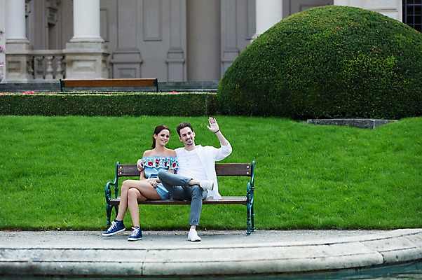 포토 JPG 주간 전신 서양인 나무 커플 공원 여자 남자 벤치 데이트 사랑 미소 사람 앉기 잔디 20대 성인 야외 두명 건물 앞모습 손들기 다정 인사 손인사 프라하 성인만 어깨에손 국내포토 자연요소 외국인 식물 건축물 공공시설 감정 뷰포인트 컨셉 의자 관계 모션 표정 청년 예절 체코 파일형식