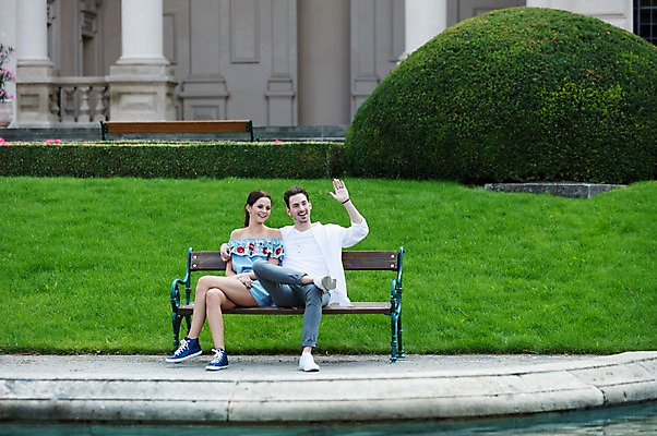 포토 JPG 주간 전신 서양인 나무 커플 공원 여자 남자 벤치 데이트 사랑 미소 사람 앉기 잔디 20대 성인 야외 두명 건물 앞모습 손들기 다정 인사 손인사 프라하 성인만 어깨에손 국내포토 자연요소 외국인 식물 건축물 공공시설 감정 뷰포인트 컨셉 의자 관계 모션 표정 청년 예절 체코 파일형식