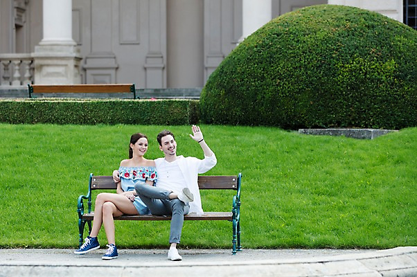 포토 JPG 주간 전신 서양인 나무 커플 응시 공원 여자 남자 벤치 데이트 사랑 미소 사람 앉기 잔디 20대 성인 야외 두명 건물 앞모습 손들기 다정 인사 손인사 프라하 성인만 국내포토 자연요소 외국인 식물 건축물 시선 공공시설 감정 뷰포인트 컨셉 의자 관계 모션 표정 청년 예절 체코 파일형식