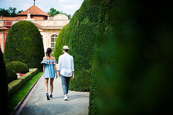 포토 JPG 주간 전신 서양인 나무 커플 공원 여자 남자 꽃 데이트 사랑 사람 20대 성인 야외 두명 건물 뒷모습 걷기 정원 다정 산책 페도라 프라하 성인만 국내포토 자연요소 외국인 식물 모자_잡화 건축물 공공시설 감정 뷰포인트 컨셉 관계 모션 휴식 청년 체코 파일형식