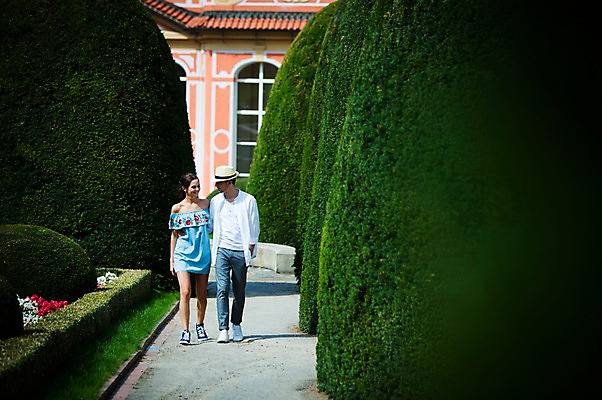 포토 JPG 주간 전신 서양인 나무 커플 공원 여자 남자 꽃 허리손 데이트 사랑 미소 사람 20대 성인 야외 두명 건물 앞모습 마주보기 걷기 다정 산책 페도라 프라하 성인만 국내포토 자연요소 외국인 식물 모자_잡화 건축물 공공시설 감정 뷰포인트 포즈 컨셉 관계 모션 휴식 표정 청년 체코 파일형식