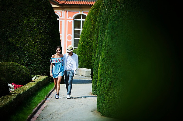 포토 JPG 주간 전신 서양인 나무 커플 공원 여자 남자 꽃 데이트 사랑 사람 20대 성인 야외 두명 건물 앞모습 걷기 다정 산책 페도라 프라하 성인만 내려보기 국내포토 자연요소 외국인 식물 모자_잡화 건축물 공공시설 감정 뷰포인트 컨셉 관계 모션 휴식 청년 체코 파일형식