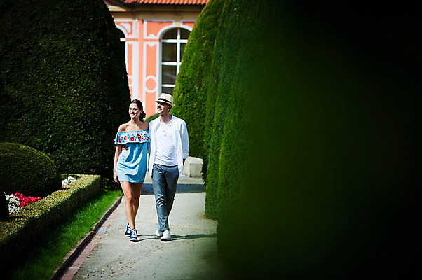 포토 JPG 주간 전신 서양인 나무 커플 공원 여자 남자 꽃 허리손 데이트 사랑 미소 사람 20대 성인 야외 두명 건물 앞모습 걷기 다정 산책 페도라 프라하 성인만 국내포토 자연요소 외국인 식물 모자_잡화 건축물 공공시설 감정 뷰포인트 포즈 컨셉 관계 모션 휴식 표정 청년 체코 파일형식