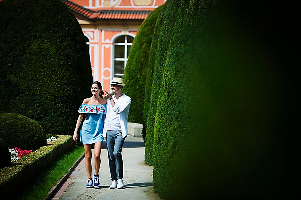 포토 JPG 주간 전신 서양인 나무 커플 공원 여자 남자 꽃 데이트 사랑 미소 사람 20대 성인 야외 두명 건물 앞모습 걷기 다정 산책 가리킴 페도라 프라하 성인만 국내포토 자연요소 외국인 식물 모자_잡화 건축물 공공시설 감정 뷰포인트 컨셉 관계 모션 휴식 표정 손짓 청년 체코 파일형식