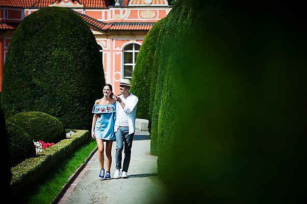 포토 JPG 주간 전신 서양인 나무 커플 공원 여자 남자 꽃 데이트 사랑 미소 사람 20대 성인 야외 두명 건물 앞모습 걷기 다정 산책 가리킴 페도라 프라하 성인만 국내포토 자연요소 외국인 식물 모자_잡화 건축물 공공시설 감정 뷰포인트 컨셉 관계 모션 휴식 표정 손짓 청년 체코 파일형식