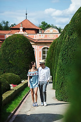 포토 JPG 주간 전신 서양인 나무 커플 응시 공원 여자 남자 꽃 데이트 사랑 미소 사람 20대 성인 야외 두명 건물 앞모습 마주보기 걷기 다정 산책 페도라 프라하 성인만 국내포토 자연요소 외국인 식물 모자_잡화 건축물 시선 공공시설 감정 뷰포인트 컨셉 관계 모션 휴식 표정 청년 체코 파일형식