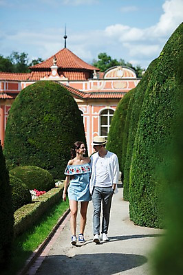 포토 JPG 주간 전신 서양인 나무 커플 응시 공원 여자 남자 꽃 데이트 사랑 사람 20대 성인 야외 두명 건물 앞모습 마주보기 걷기 다정 산책 페도라 프라하 성인만 국내포토 자연요소 외국인 식물 모자_잡화 건축물 시선 공공시설 감정 뷰포인트 컨셉 관계 모션 휴식 청년 체코 파일형식