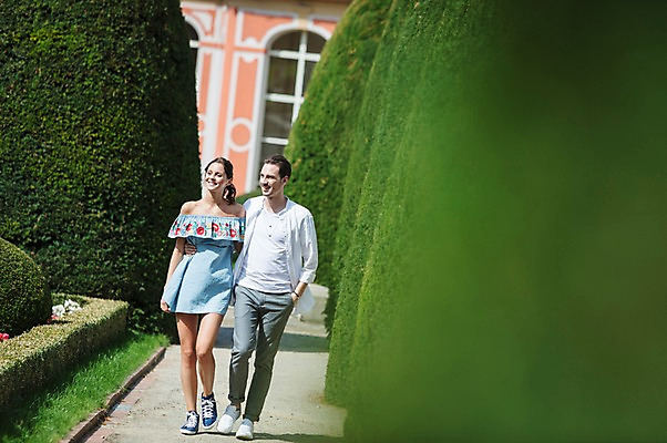 포토 JPG 주간 전신 서양인 나무 커플 공원 여자 남자 꽃 허리손 데이트 주택 사랑 사람 20대 성인 야외 두명 앞모습 걷기 다정 산책 프라하 성인만 국내포토 자연요소 외국인 식물 공공시설 감정 뷰포인트 포즈 컨셉 관계 모션 휴식 청년 건물 체코 파일형식