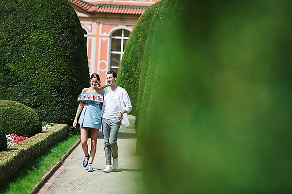 포토 JPG 주간 전신 서양인 나무 커플 공원 여자 남자 꽃 허리손 데이트 주택 사랑 미소 사람 20대 성인 야외 두명 앞모습 걷기 다정 산책 프라하 성인만 국내포토 자연요소 외국인 식물 공공시설 감정 뷰포인트 포즈 컨셉 관계 모션 휴식 표정 청년 건물 체코 파일형식