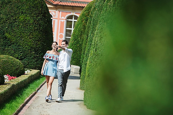 포토 JPG 주간 전신 서양인 나무 커플 공원 여자 남자 꽃 허리손 데이트 사랑 미소 사람 20대 성인 야외 두명 앞모습 걷기 정원 다정 산책 가리킴 프라하 성인만 국내포토 자연요소 외국인 식물 공공시설 감정 뷰포인트 포즈 컨셉 관계 모션 휴식 표정 손짓 청년 체코 파일형식