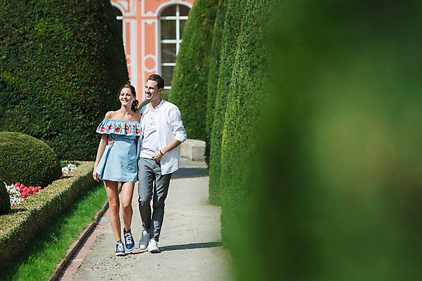 포토 JPG 주간 전신 서양인 나무 커플 공원 여자 남자 꽃 허리손 데이트 사랑 미소 사람 20대 성인 야외 두명 앞모습 걷기 다정 산책 프라하 성인만 국내포토 자연요소 외국인 식물 공공시설 감정 뷰포인트 포즈 컨셉 관계 모션 휴식 표정 청년 체코 파일형식