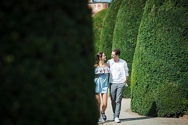 포토 JPG 주간 전신 서양인 나무 커플 공원 여자 남자 허리손 데이트 사랑 미소 사람 20대 성인 야외 두명 앞모습 마주보기 걷기 다정 산책 프라하 성인만 국내포토 자연요소 외국인 식물 공공시설 감정 뷰포인트 포즈 컨셉 관계 모션 휴식 표정 청년 체코 파일형식