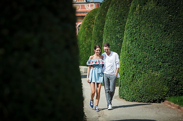 포토 JPG 주간 전신 서양인 나무 커플 공원 여자 남자 허리손 데이트 사랑 미소 사람 20대 성인 야외 두명 앞모습 걷기 다정 산책 프라하 성인만 국내포토 자연요소 외국인 식물 공공시설 감정 뷰포인트 포즈 컨셉 관계 모션 휴식 표정 청년 체코 파일형식