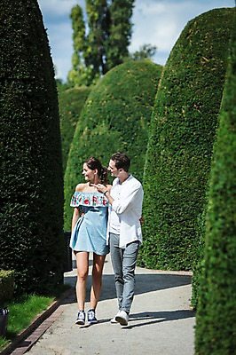 포토 JPG 주간 전신 서양인 나무 커플 응시 공원 여자 남자 허리손 데이트 사랑 미소 사람 20대 성인 야외 두명 앞모습 걷기 다정 산책 가리킴 프라하 성인만 국내포토 자연요소 외국인 식물 시선 공공시설 감정 뷰포인트 포즈 컨셉 관계 모션 휴식 표정 손짓 청년 체코 파일형식