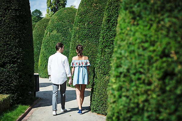 포토 JPG 주간 전신 서양인 나무 커플 응시 공원 여자 남자 데이트 사랑 사람 20대 성인 야외 두명 뒷모습 걷기 손잡기 다정 산책 프라하 성인만 국내포토 자연요소 외국인 식물 시선 공공시설 감정 뷰포인트 컨셉 관계 모션 휴식 청년 체코 파일형식